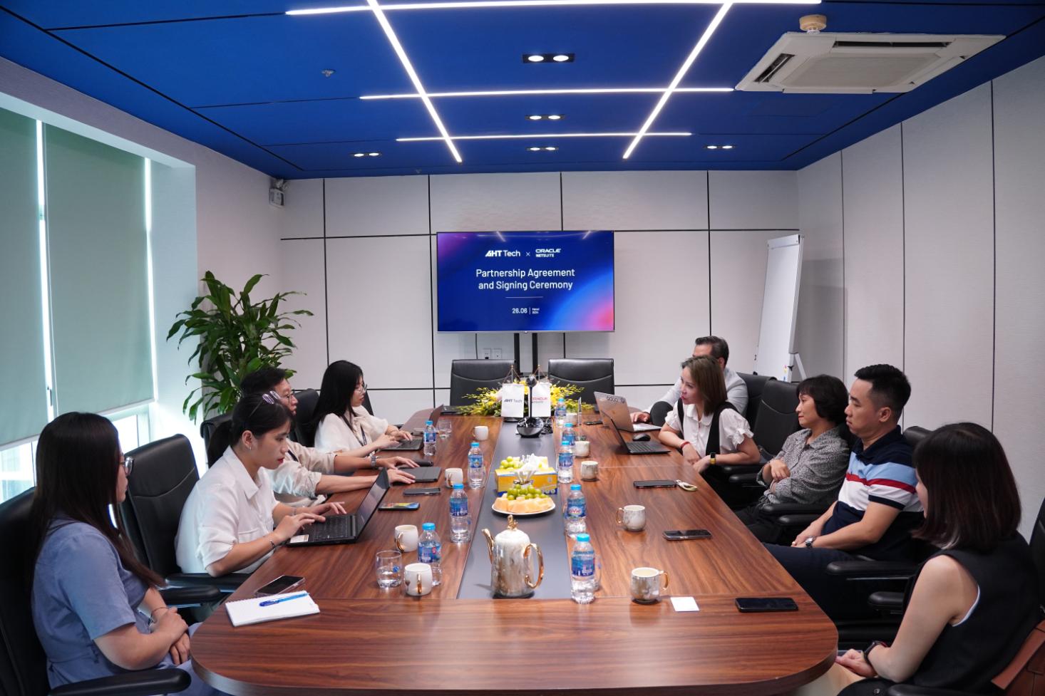 Buổi họp đang diễn ra giữa 2 đối tác là Oracle NetSuite và A1 Consulting