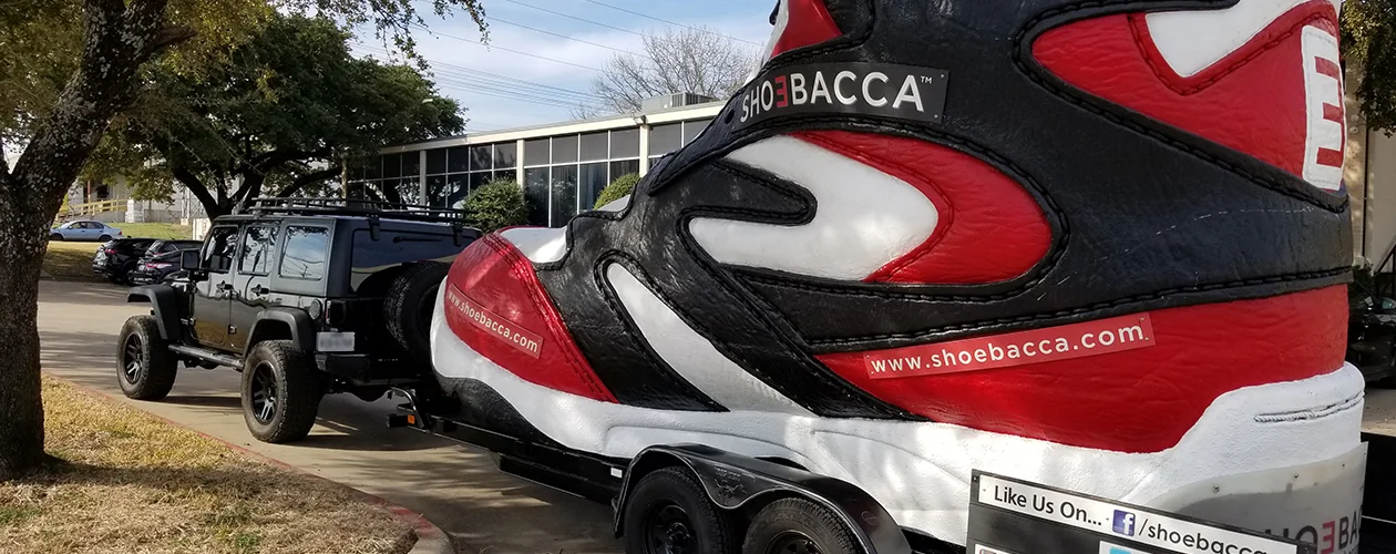 Mô hình giày Shoebacca khổng lồ ở ngoài thực tế đang được vận chuyển